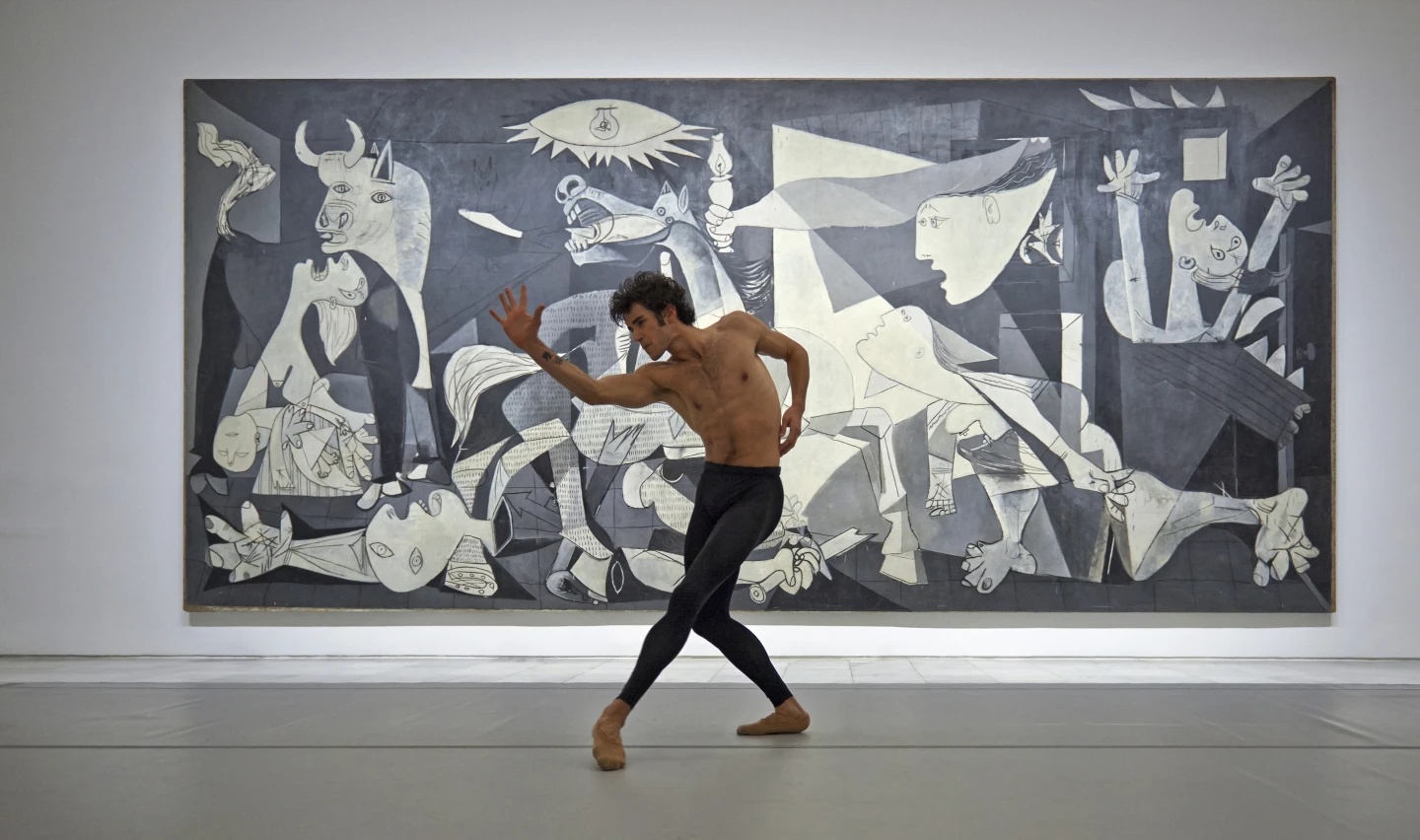 Josué Ullate interpreta Quiebro delante del Guernica