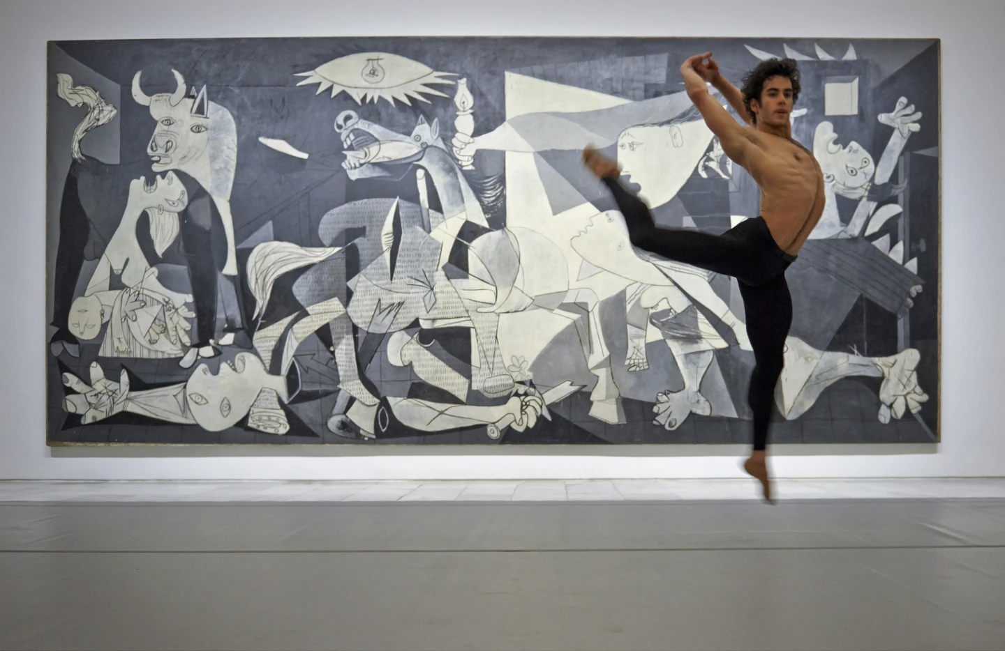 Josué Ullate interpreta Quiebro delante del Guernica. Coreografía de Víctor Ullate. Archivo fotográfico del Museo Nacional Centro de Arte Reina Sofía
