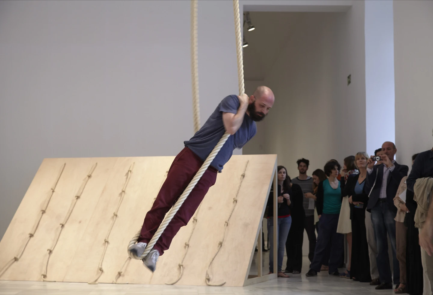 Performance de Simone Forti, Accompaniment for La Monte&#039;s 2 sounds (without La Monte&#039;s 2 sounds), Museo Reina Sofía, 2013