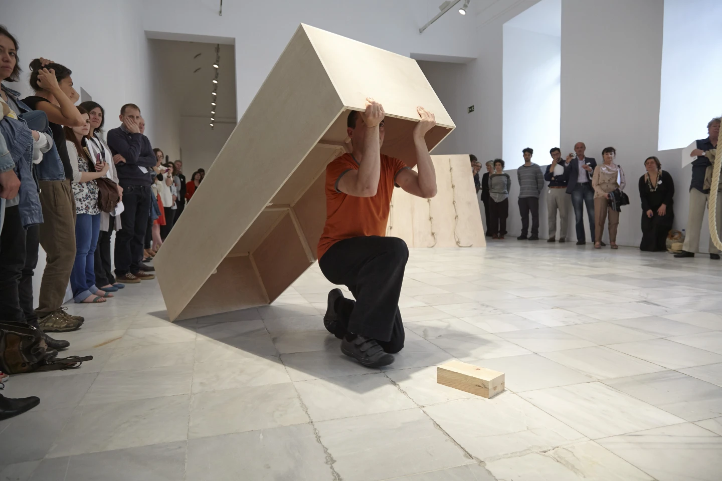Performance de Simone Forti, Platforms, Museo Reina Sofía, 2013