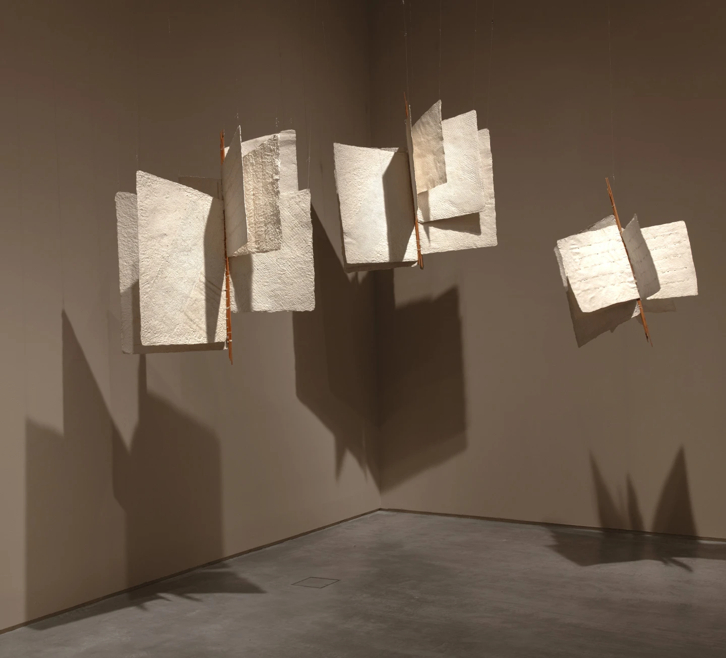 Papel hecho a mano y varillas de madera 