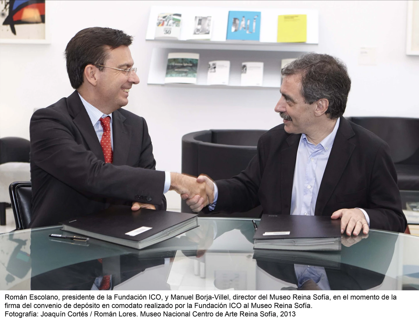 Roman Escolano y Manuel Borja-Villel firmando el convenio de depósito