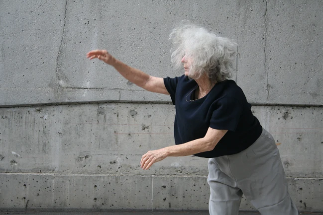 Simone Forti. Imagen cortesía de Jason Underhill