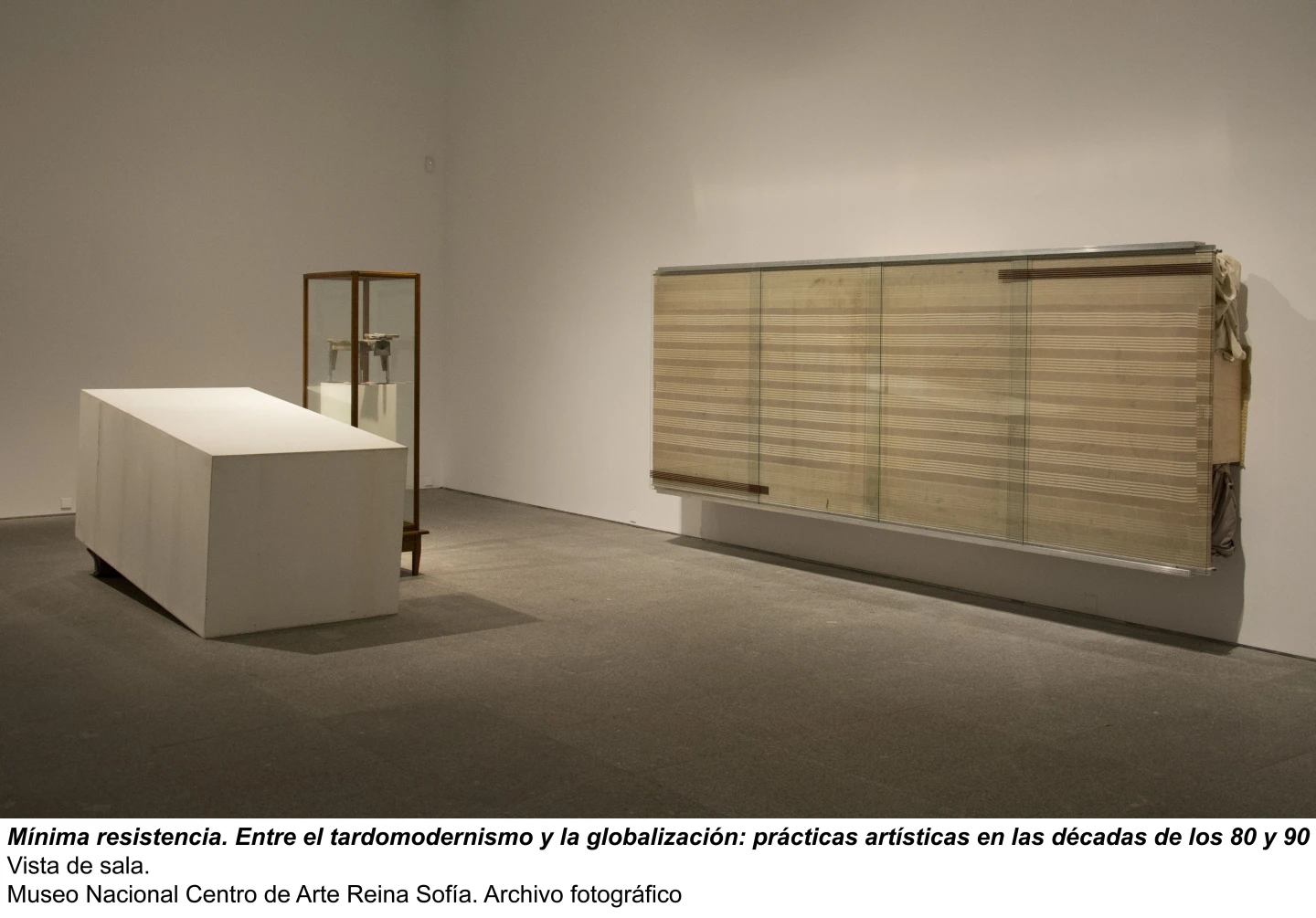 Mínima resistencia. Entre el tardomodernismo y la globalización: prácticas artísticas durante las décadas de los 80 y 90, vista de sala / gallery view (imagen 2)