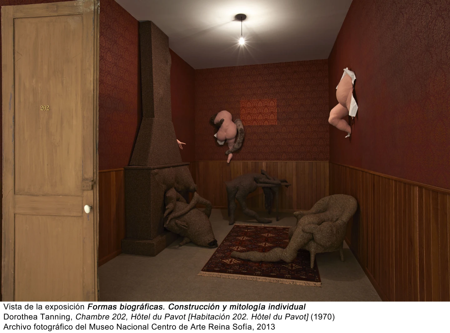 Formas biográficas. Construcción y mitología individual, vista de sala / gallery view (imagen 1) - Dorothea Tanning, Chambre 202, Hôtel du Pavot [Habitación 202. Hôtel du Pavot], 1970