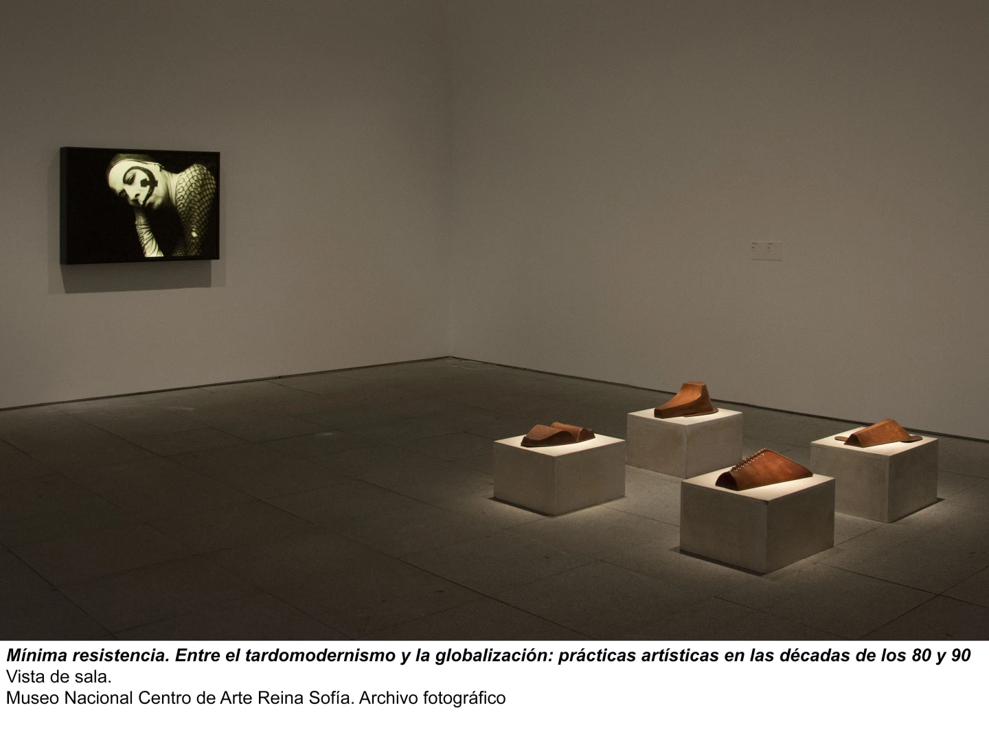 Mínima resistencia. Entre el tardomodernismo y la globalización: prácticas artísticas durante las décadas de los 80 y 90, vista de sala / gallery view (imagen 4)