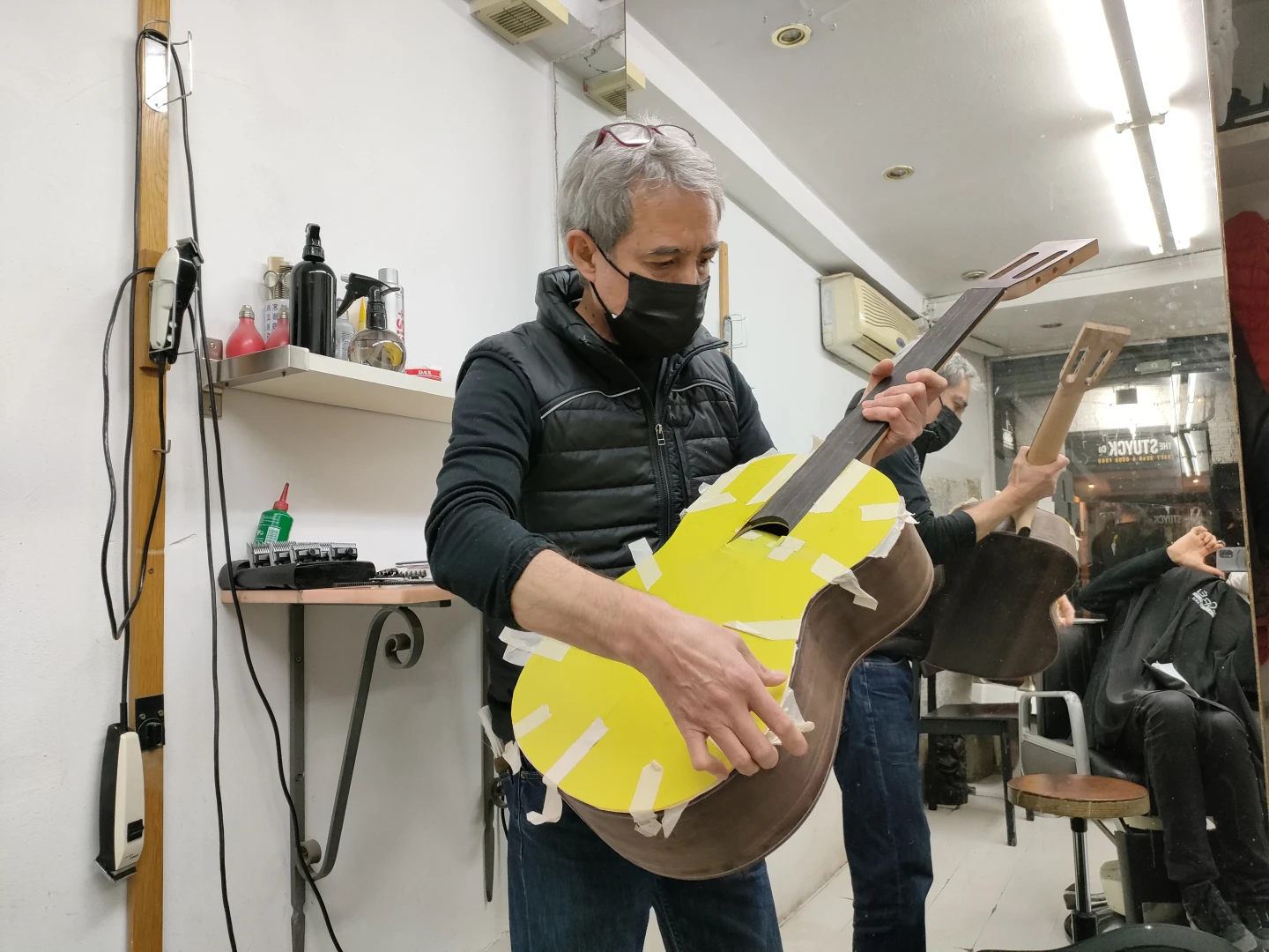 Gerardo Díaz con una de sus guitarras. Fotografía: José Luis Espejo