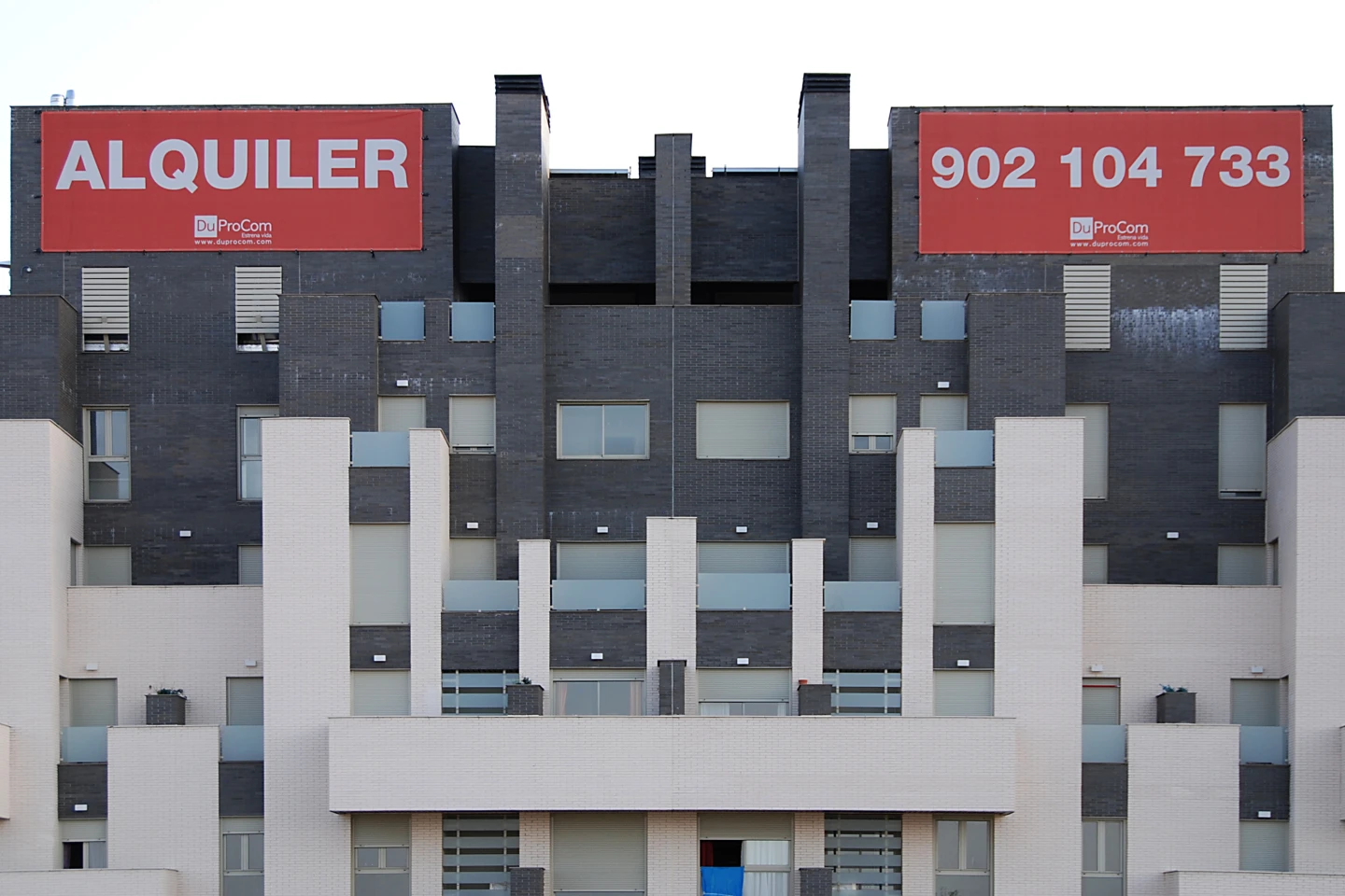 Hans Haacke.Castillos en el aire, 2012 (Ensanche de Vallecas, Av. del Cerro Molino con Calle del Arte Expresionista, parcela5.32A,B) © Hans Haacke/VEGAP, Madrid, 2012 