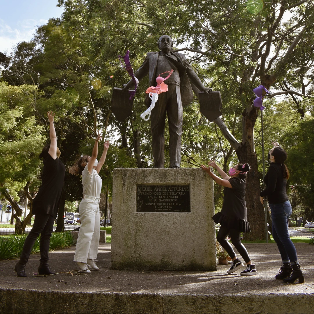 La Revuelta, Los monumentos no tienen tetas, 2022, acción. Cortesía de Maya Juracán
