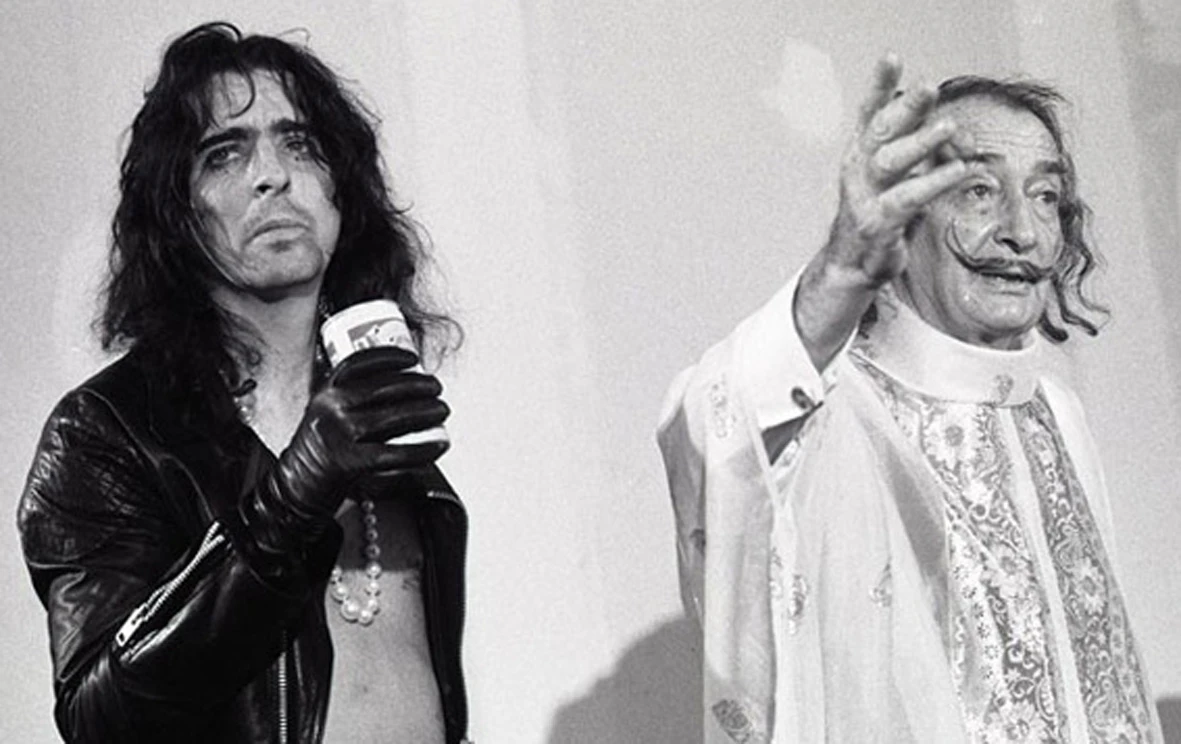 Alice Cooper y Salvador Dalí en la presentación de First Cylindric Chromo-Hologram Portrait of Alice Cooper´s Brain, 1973