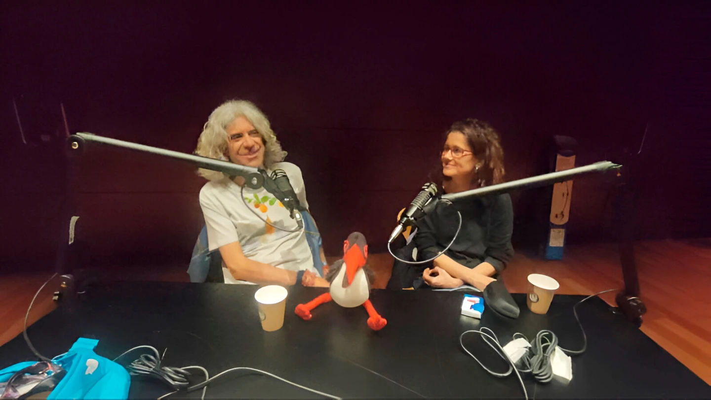 María Luisa Pinedo y Javier Rico con la mascota de Aver Aves. Fotografía: José Luis Espejo