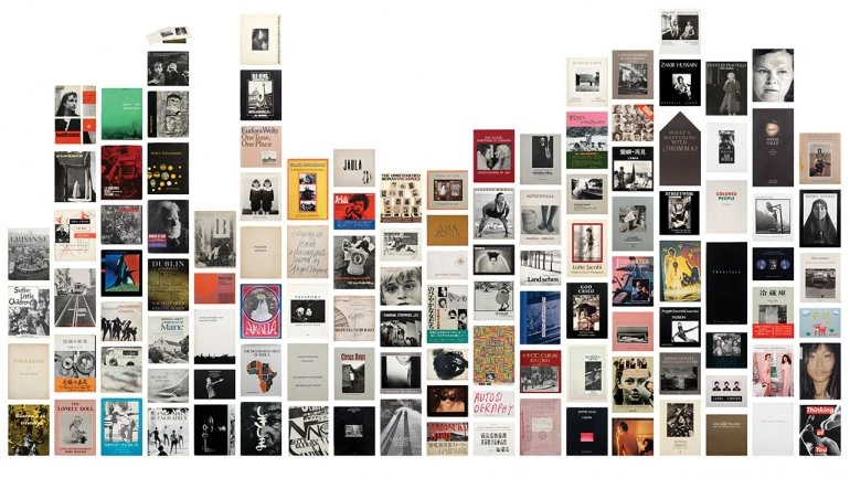 What They Saw: Historical Photobooks by Women, 1843–1999 (Nueva York, 10×10 Photobooks, 2021), imagen de cubierta. Diseño: Ayumi Higuchi. Fotografía: Jeff Gutterman