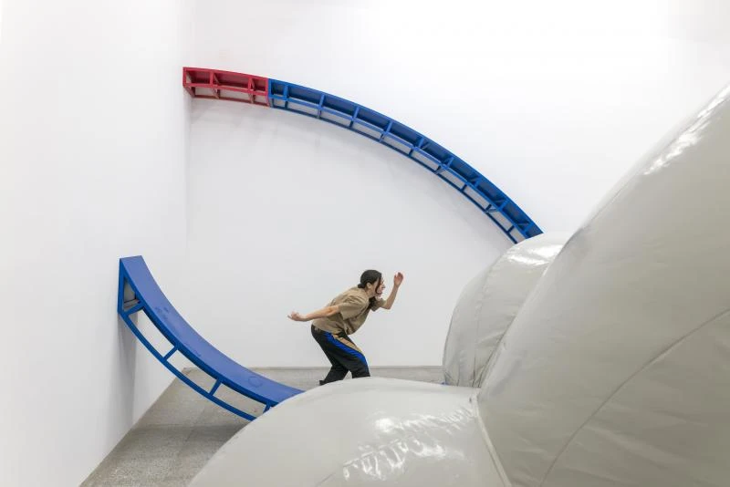 Ensayo de la performance en las salas de la exposición Laia Estruch. Hello Everyone, en el Museo Reina Sofía