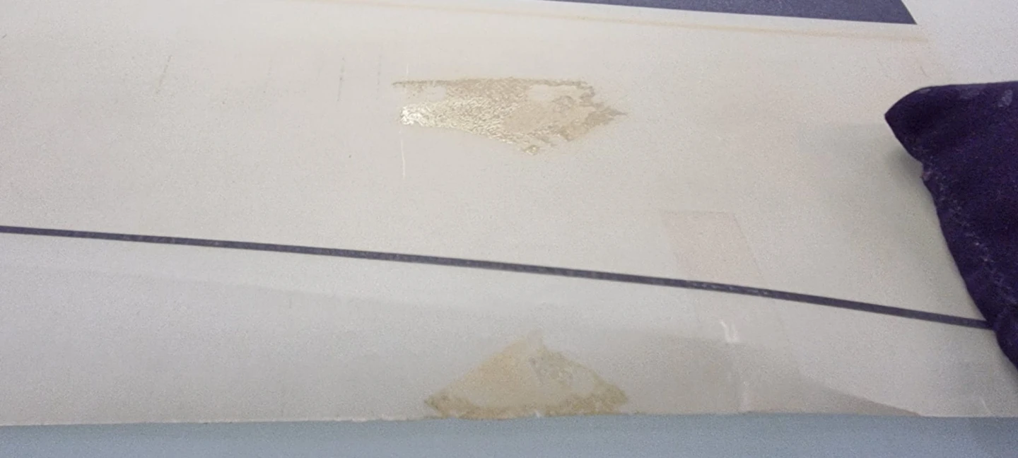 Restos de adhesivo en el soporte de papel vegetal o sulfurado