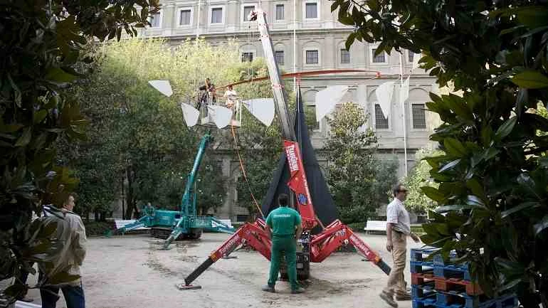 Desmontaje de la escultura Carmen