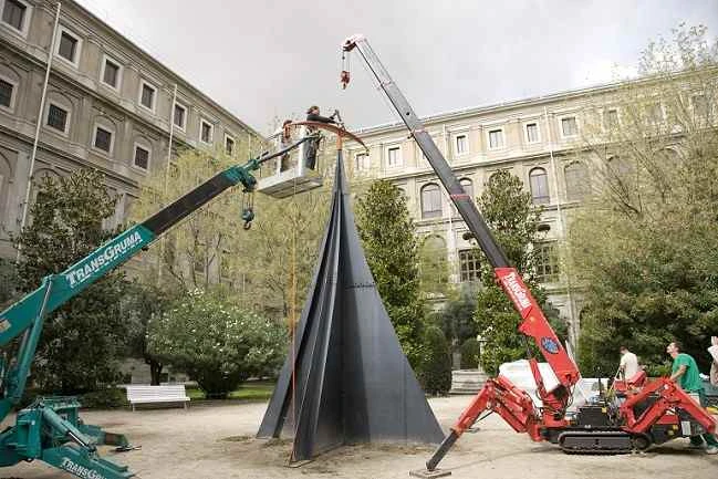 Desmontaje de la escultura Carmen