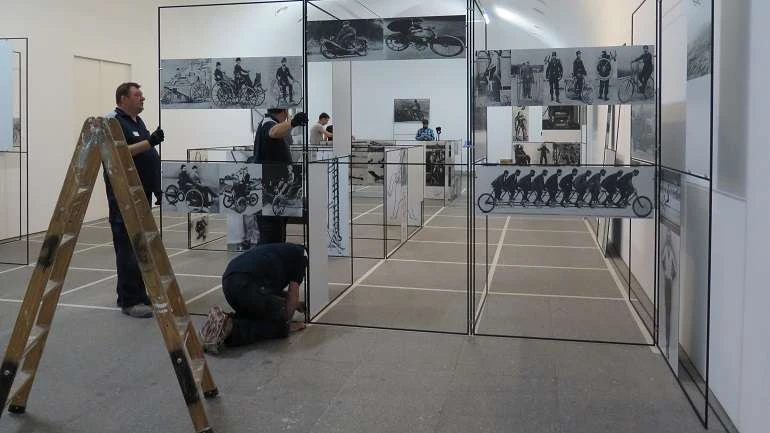 Vista de la instalación An Exhibit en las salas del museo