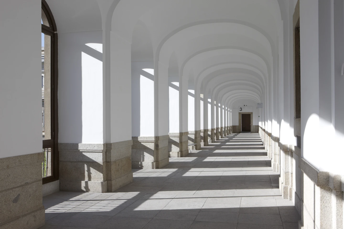 Claustro del Edificio Sabatini iluminado por el Sol