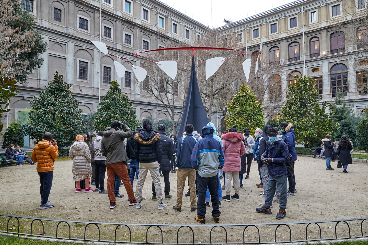 Un grupo de gente visitando la obra Carmen de Calder en el Jardín del Museo