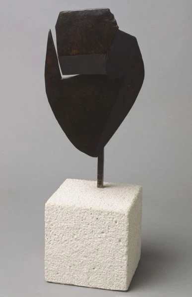Julio González Pellicer. Tête aiguë / Masque aigu (Cabeza aguda / Máscara aguda), 1930 (ca.) Fundición a la cera perdida y patinado, 25,5 x 16,5 x 11,5 cm
