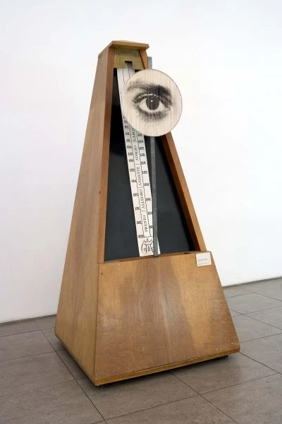 Man Ray (Emmanuel Radnitzky) Indestructible Object (Objeto indestructible), 1923-1933/1982. Fotografía en blanco y negro y madera, 227 x 110 x 110 cm