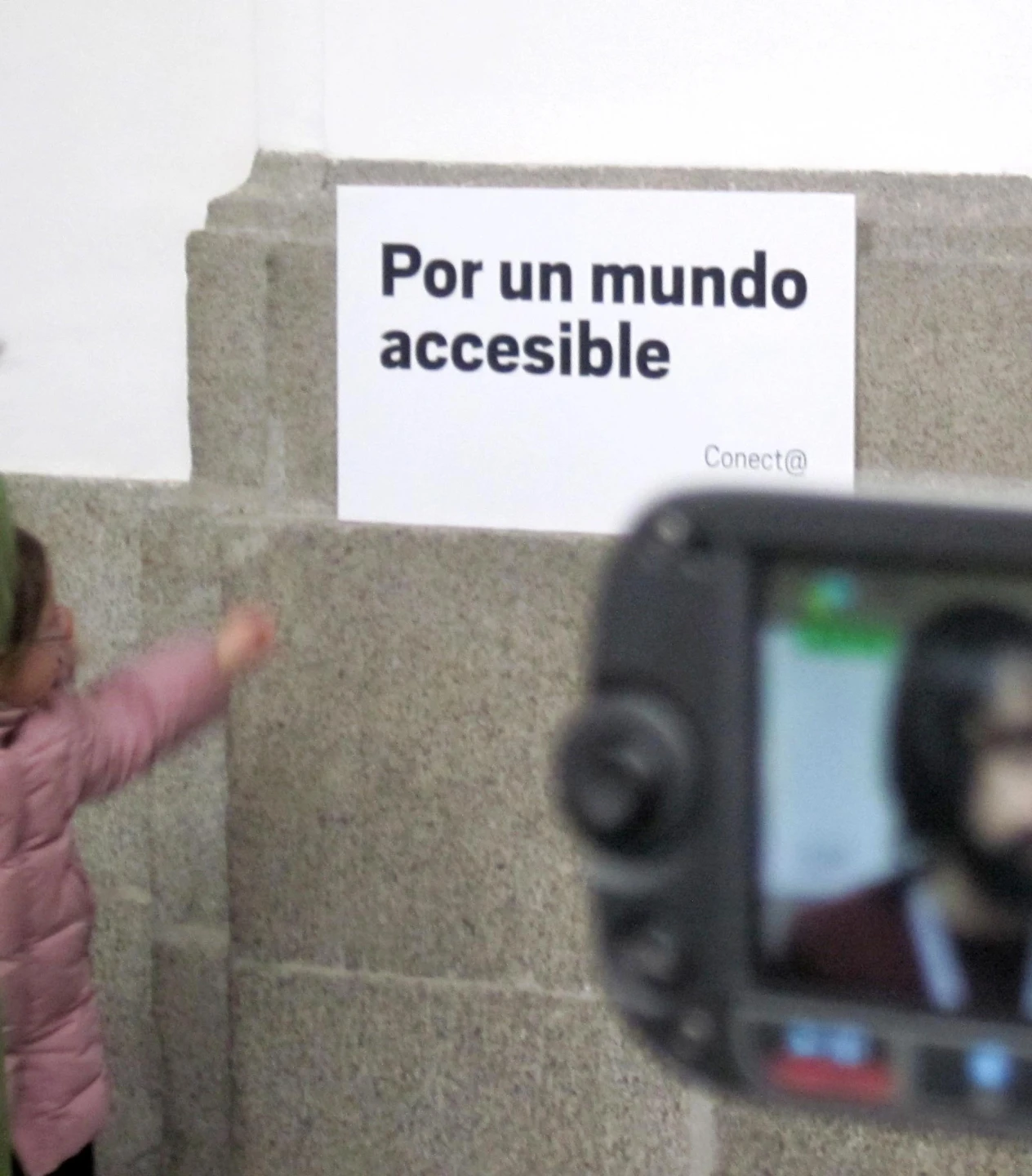 Cartel con el lema &quot;Por un mundo accesible&quot;, elegido por Conect@ para el Día de la Accesibilidad, 2011.