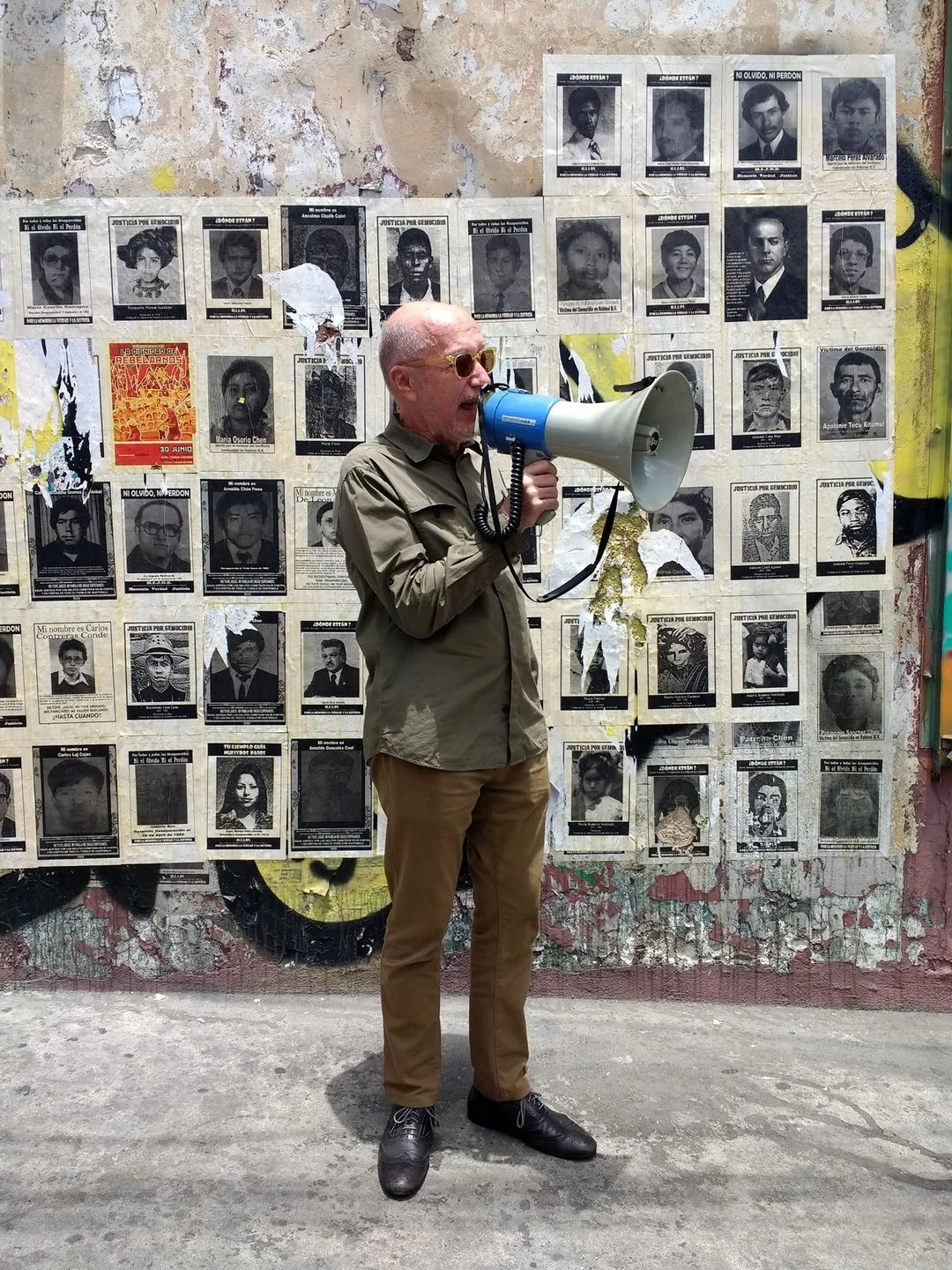 El curador Gerardo Mosquera durante una visita guiada en la 21ª Bienal de Arte Paiz (2018) de Ciudad de Guatemala, de la que fue cocomisario. (CC) pvt