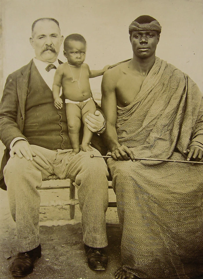 Anónimo. Joa, su hijo y José González, mozo del laboratorio. Exposición Ashanti en Madrid (Jardines del Buen Retiro). Albúmina, 1897. Archivo Fotográfico del Museo Nacional de Antropología de Madrid