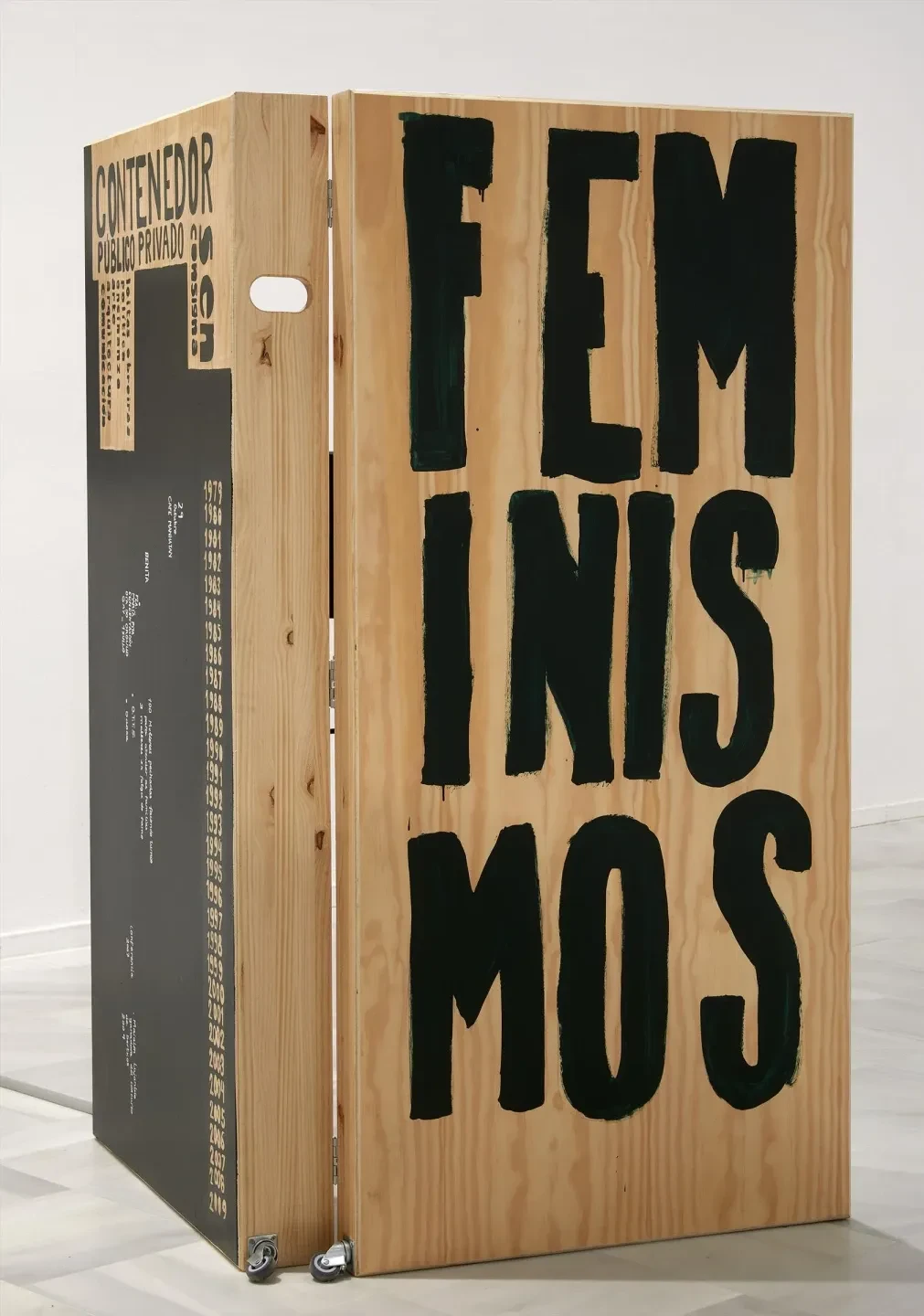 Anxela Caramés, Carme Nogueira y Uqui Permui, Contenedor de feminismos, 2021. Museo Reina Sofía