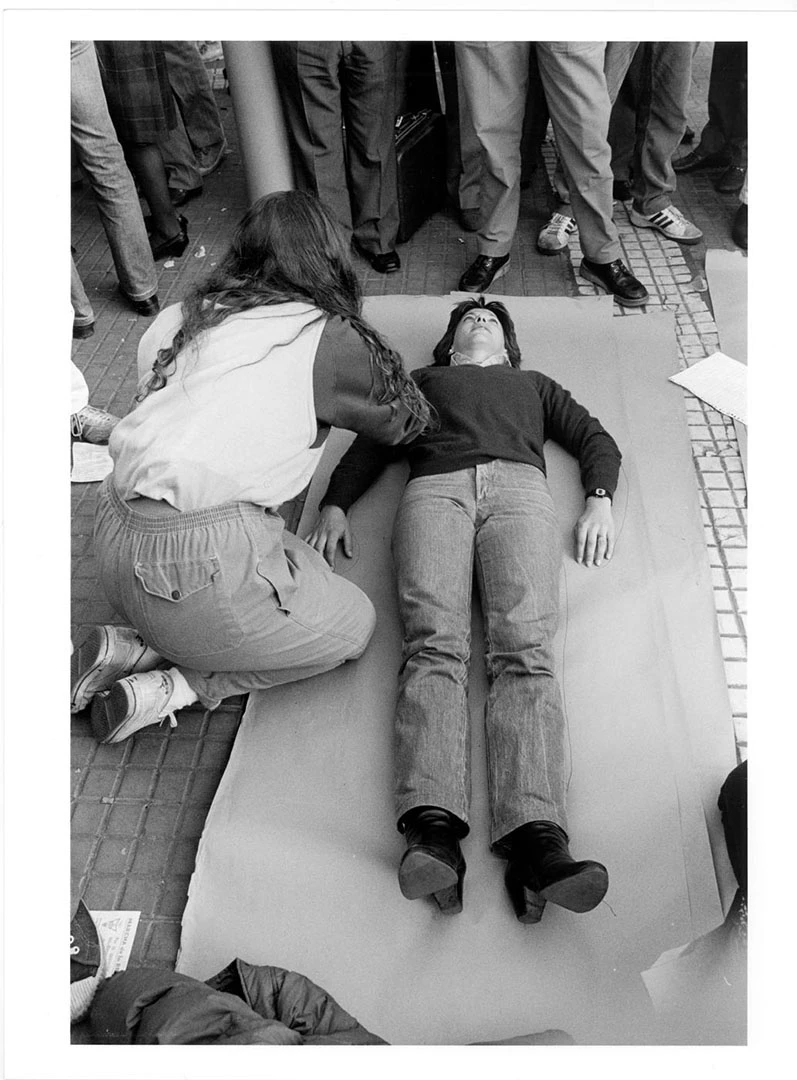 Eduardo Gil. Una manifestante pone el cuerpo, 21 de septiembre de 1983. Derechos Humanos. Archivos en uso