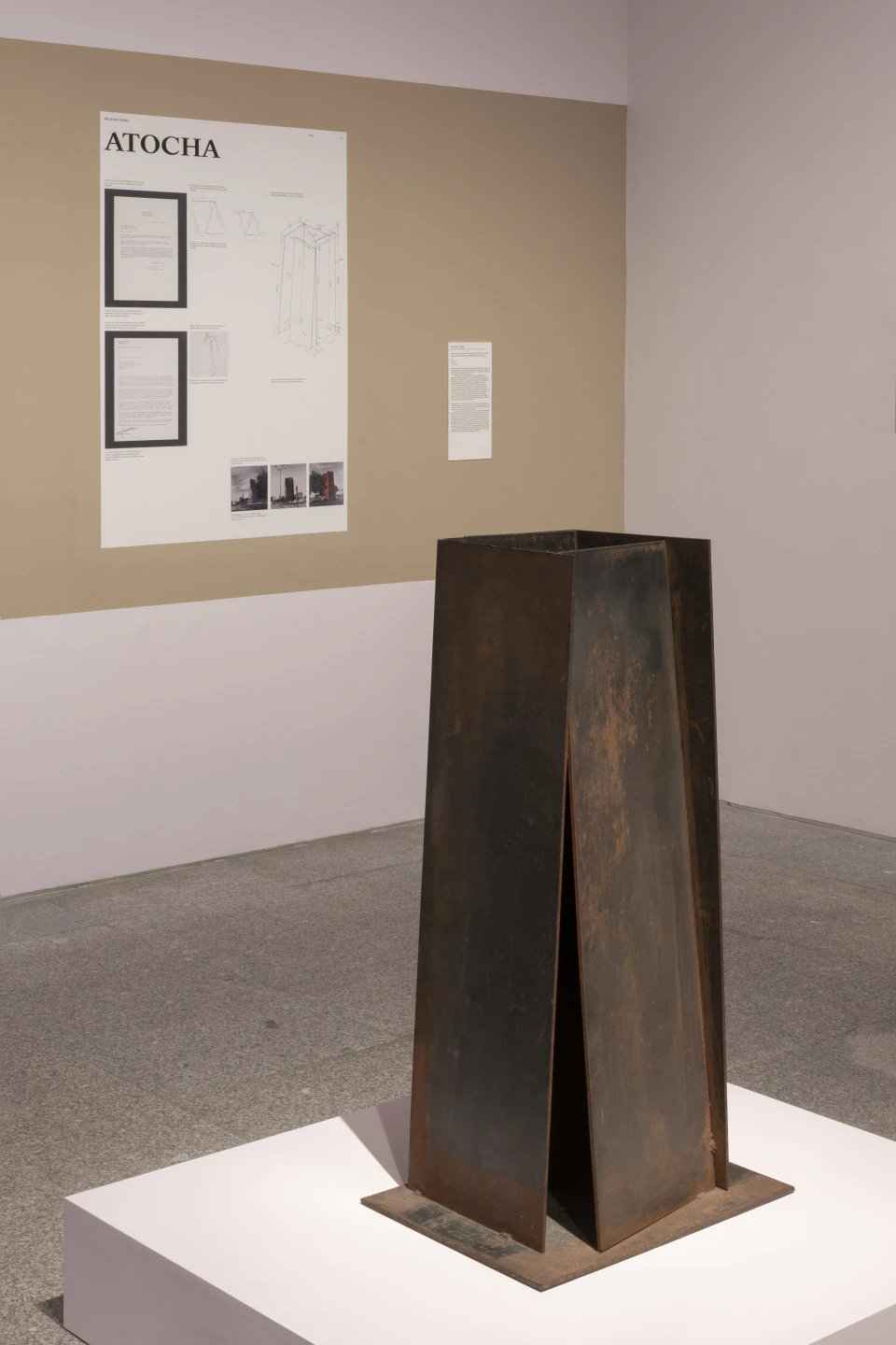 Richard Serra, Maqueta para proyecto en la plaza de Callao en Madrid, 1981. Colección particular. Fotografía: Roberto Ruiz. © Richard Serra, VEGAP, Madrid, 2026 