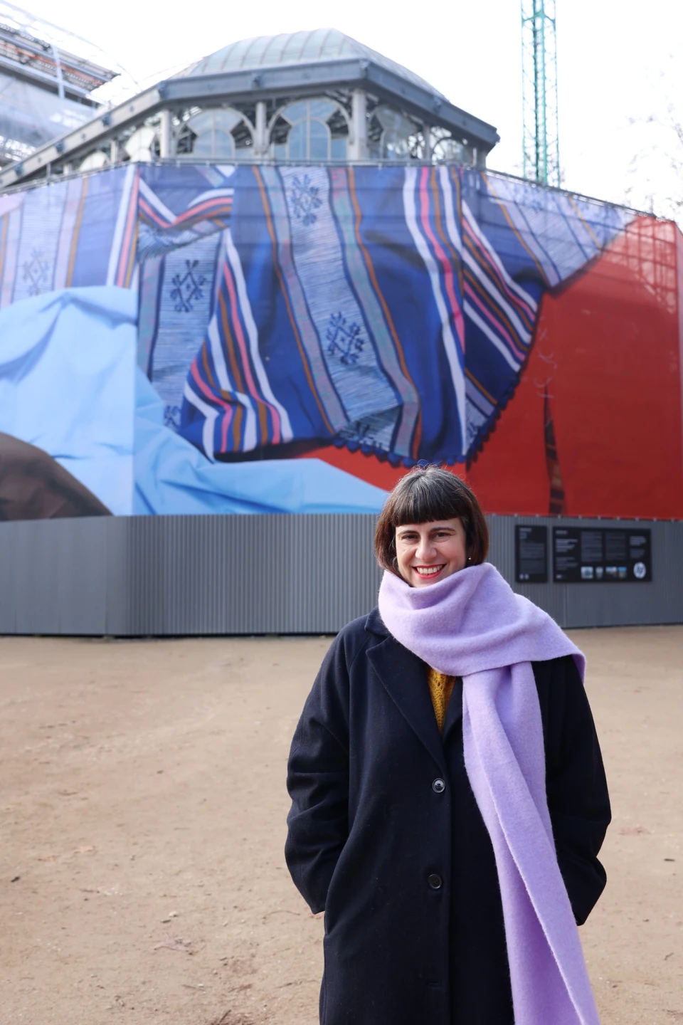 Andrea Canepa frente a su obra