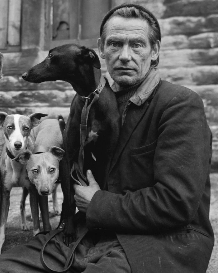Chris Killip. Aficionado a los galgos, Huddersfield, 1973. Cortesía Eric Franck Fine Art © Chris Killip