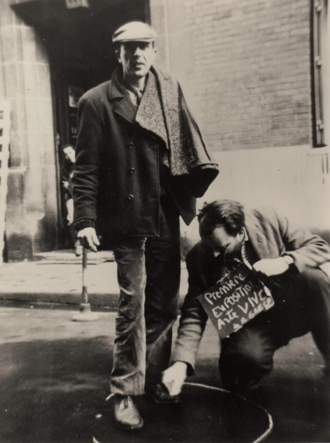 Alberto Greco con Alberto Heredia durante la Première exposition arte vivo de A. Greco en París 1962