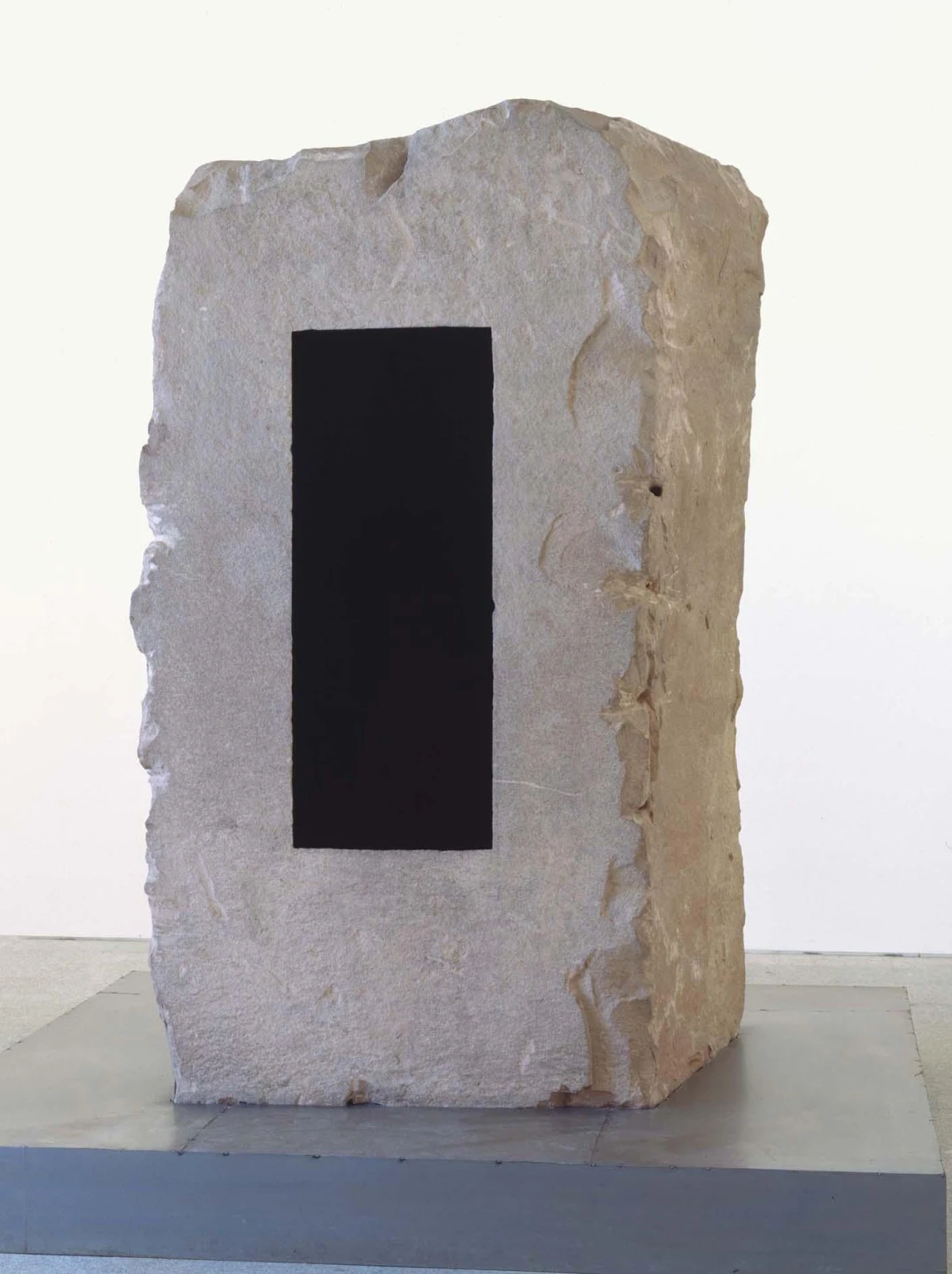 Anish Kapoor. Es Hombre, 1988. Escultura. Colección Museo Nacional Centro de Arte Reina Sofía, Madrid