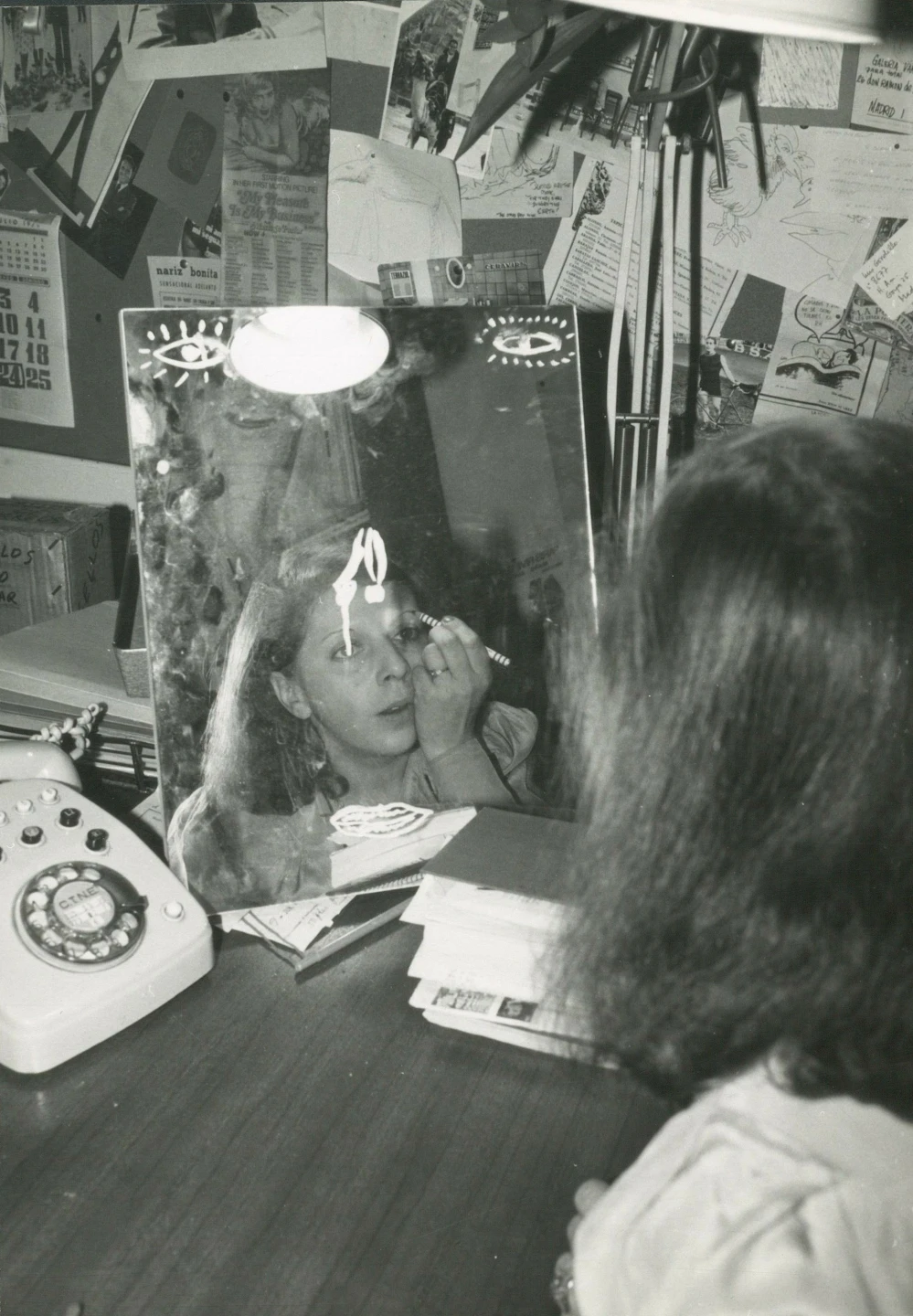 Autor desconocido, [Blanca Sánchez reflejada en un espejo pintándose los ojos], ca. 1975