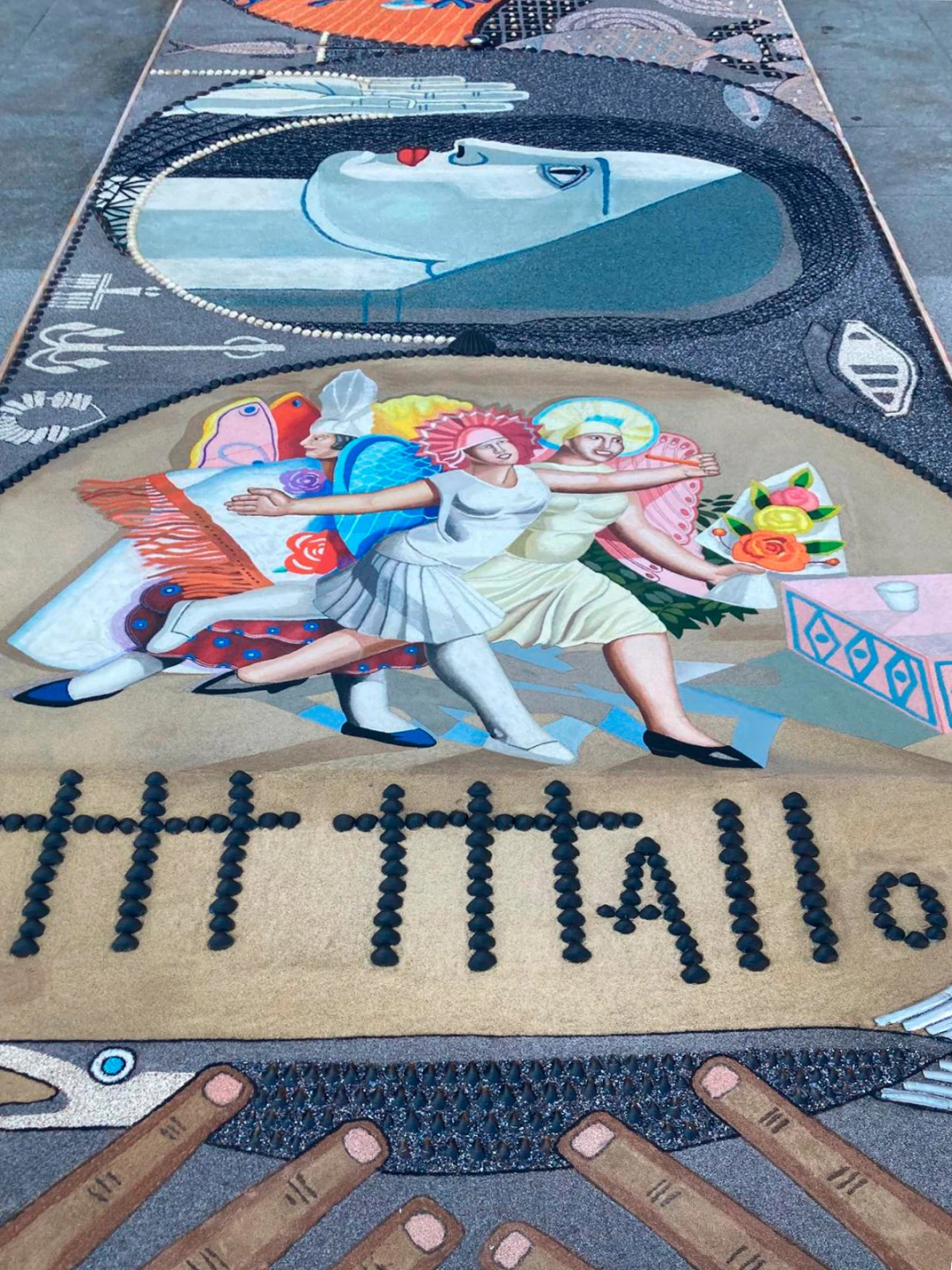Alfombra hecha con conchas, caracolas o productos del mar y la tierra, con motivos de la obra de Maruja Mallo
