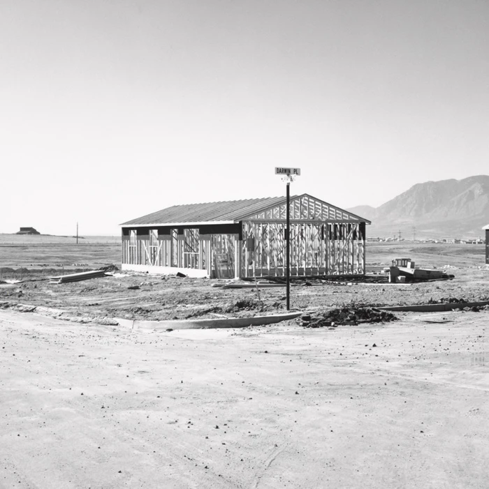 Robert Adams. Frame for Tract House, Colorado Springs, Colorado (Armazón de una vivienda en una urbanización residencial, Colorado Springs, Colorado), 1969. Yale University Art Gallery, adquirida gracias a las donaciones de Saundra B. Lane, Trellis Fund y Janet and Simeon Braguin Fund