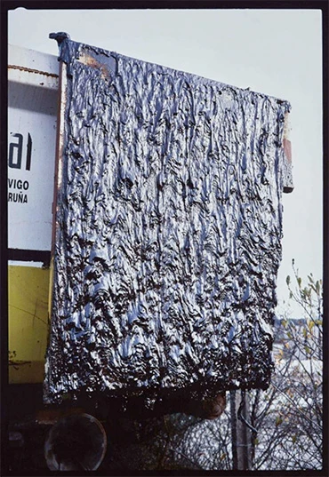 Allan Sekula, Dripping black trapezoid (Lendo, 12/22/02) (Trapezoide negro chorreando [Lendo, 22/12/02]), 2002 / Copia de 2003