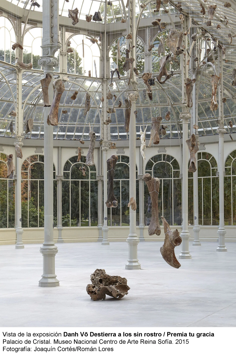 Vista de la exposición Danh Vō Destierra a los sin rostro / Premia tu gracia