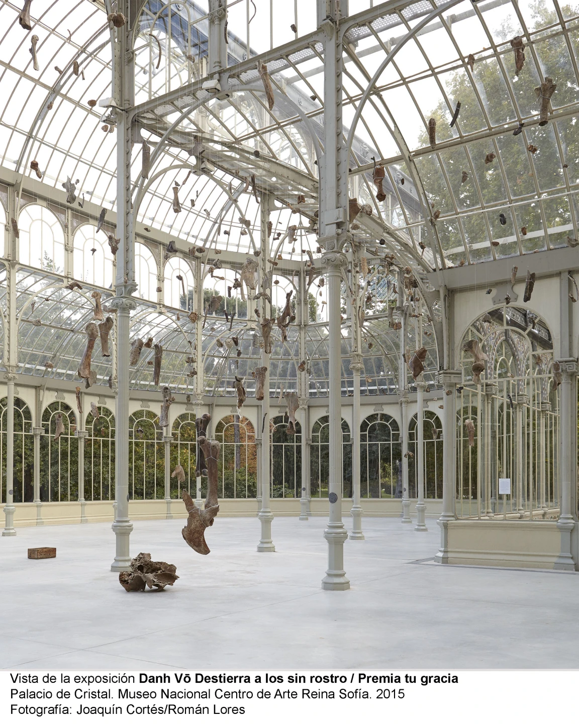 Vista de la exposición Danh Vō Destierra a los sin rostro / Premia tu gracia