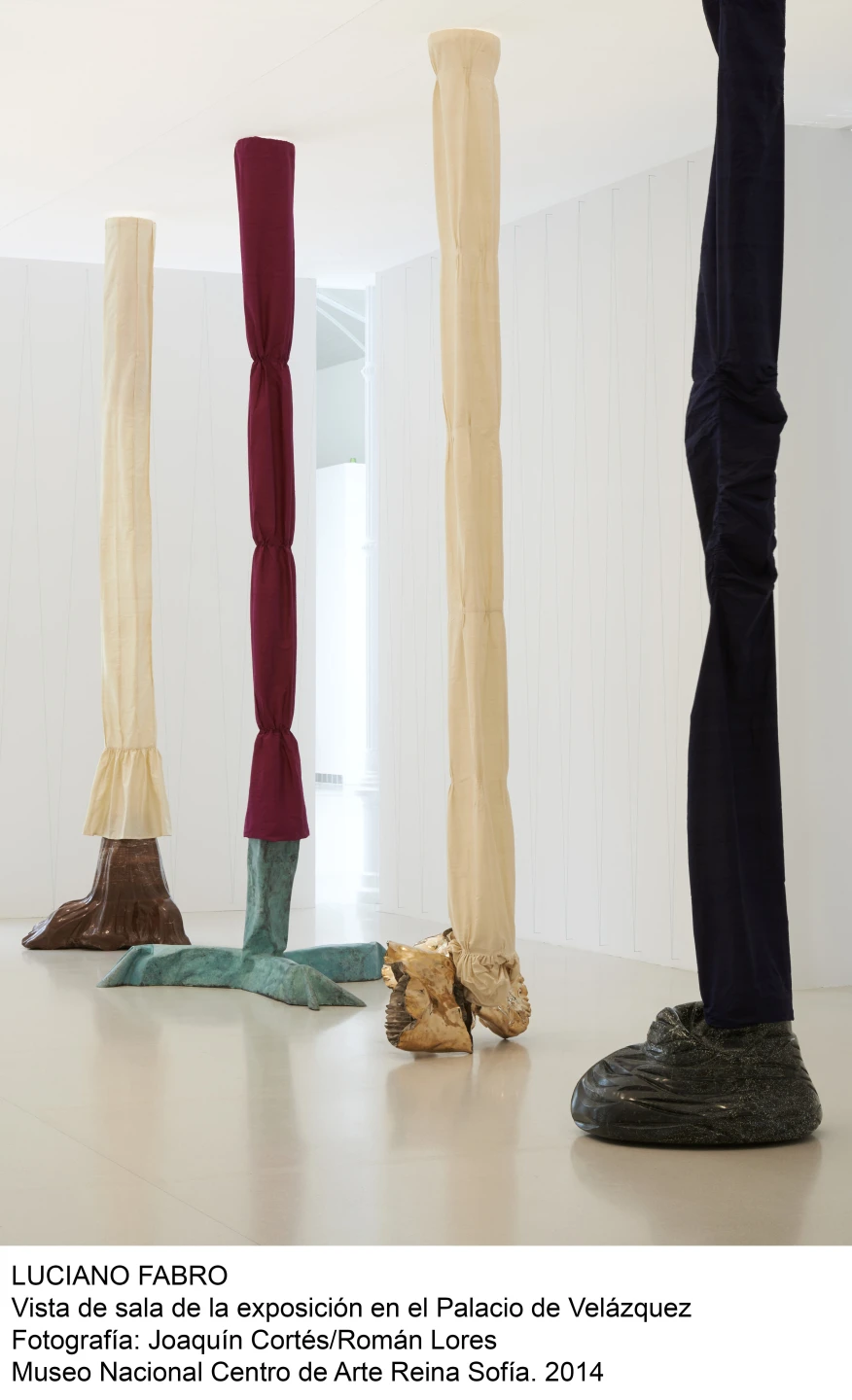 Vista de sala de la exposición de Luciano Fabro