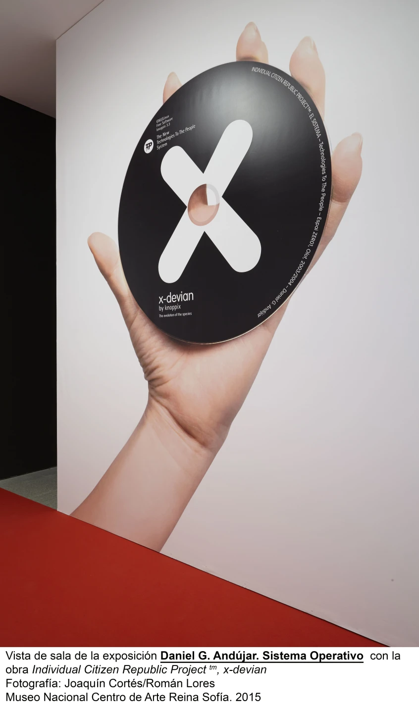 Vista de sala de la exposición Sistema Operativo, de Daniel G. Andújar, con la obra  Individual Citizaen Project, x-devian. Fotografía: Joaquín Cortés/Román Lores. Museo Nacional Reina Sofía, 2015.