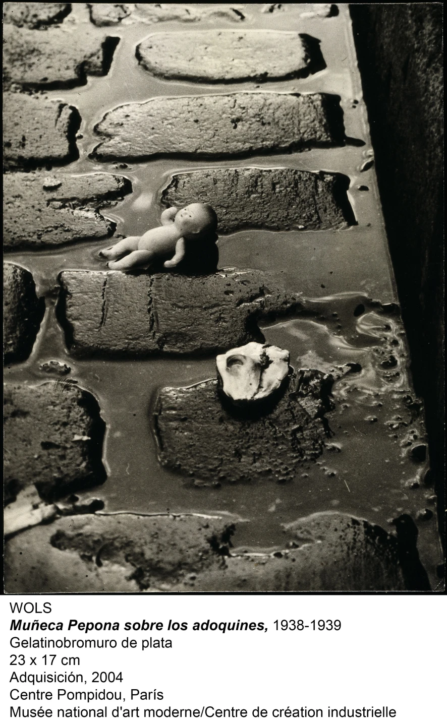 Wols, Muñeca Pepona sobre los adoquines, 1938-1939