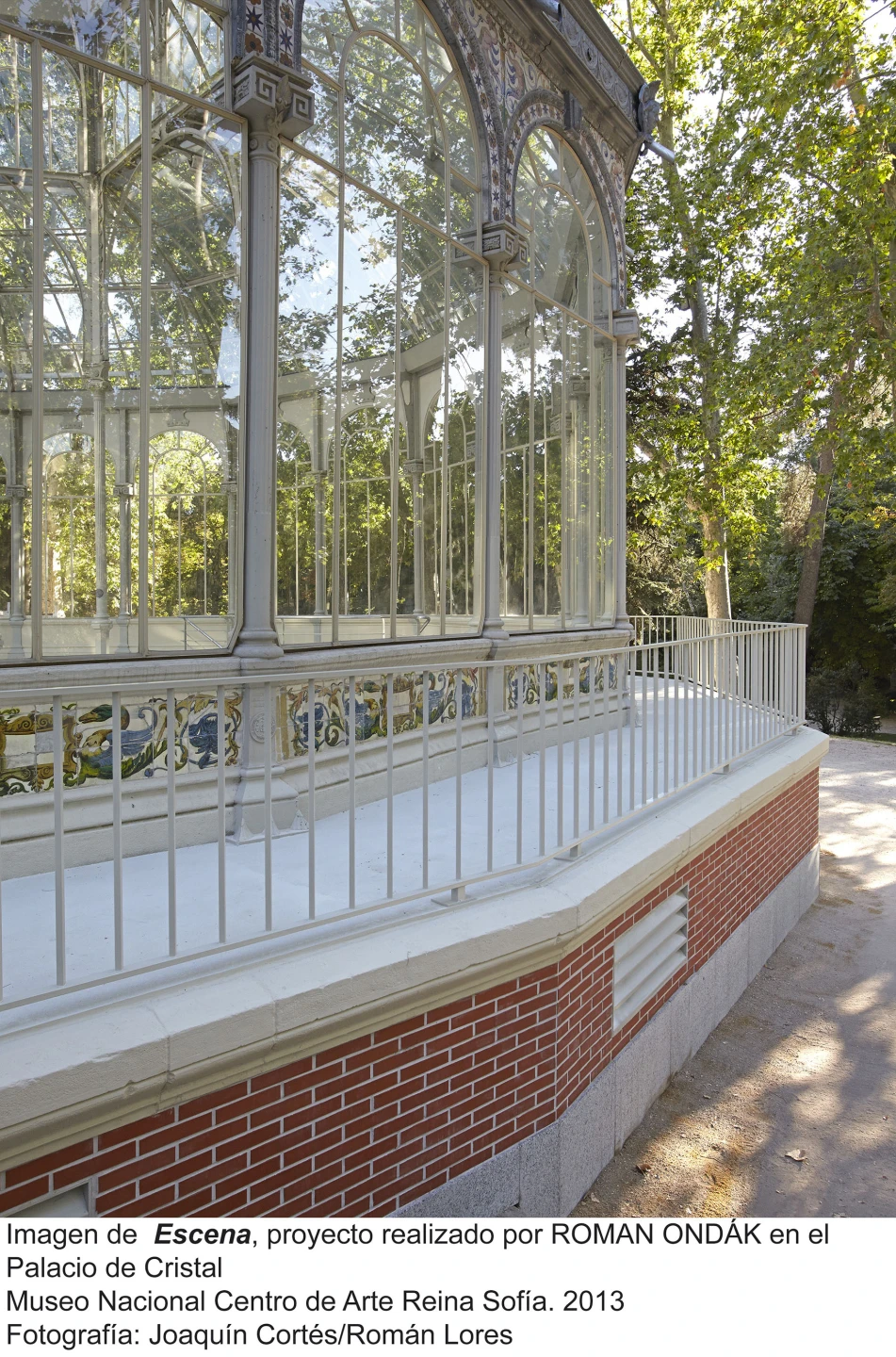 Imagen de Escena, proyecto realizado por Roman Ondák en el Palacio de Cristal. Museo Nacional Centro de Arte Reina Sofía, 2013. Fotografía: Joaquín Cortés/Román Lores