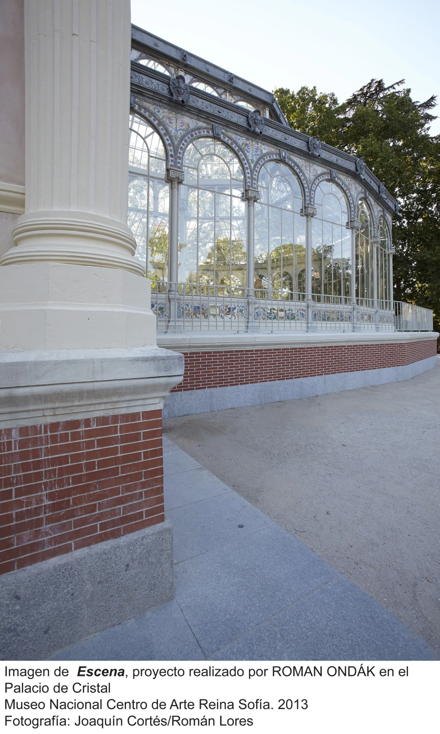 Imagen de Escena, proyecto realizado por Roman Ondák en el Palacio de Cristal. Museo Nacional Centro de Arte Reina Sofía, 2013. Fotografía: Joaquín Cortés/Román Lores
