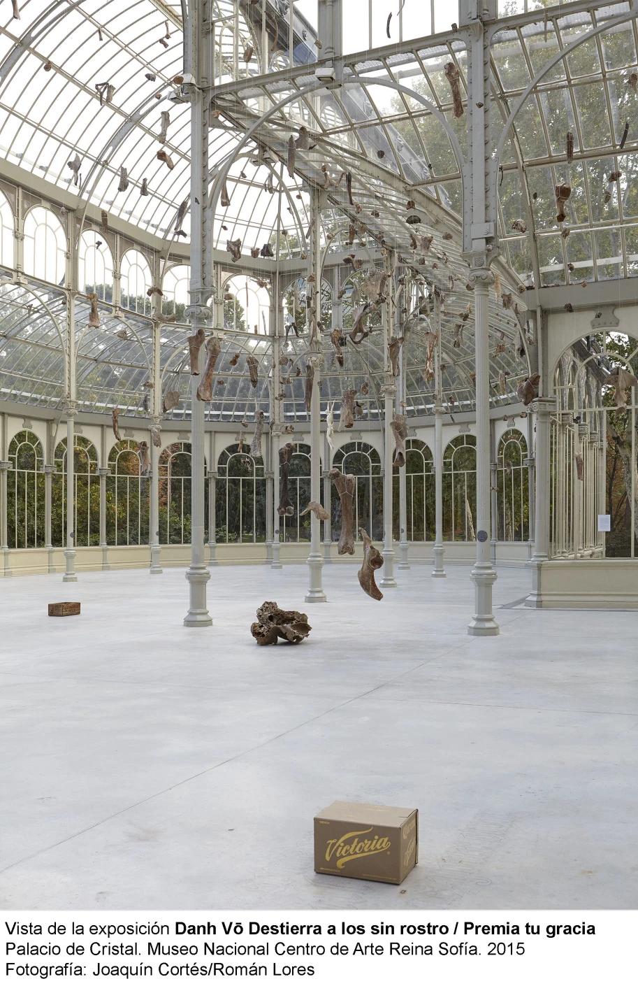 Vista de la exposición Danh Vō Destierra a los sin rostro / Premia tu gracia