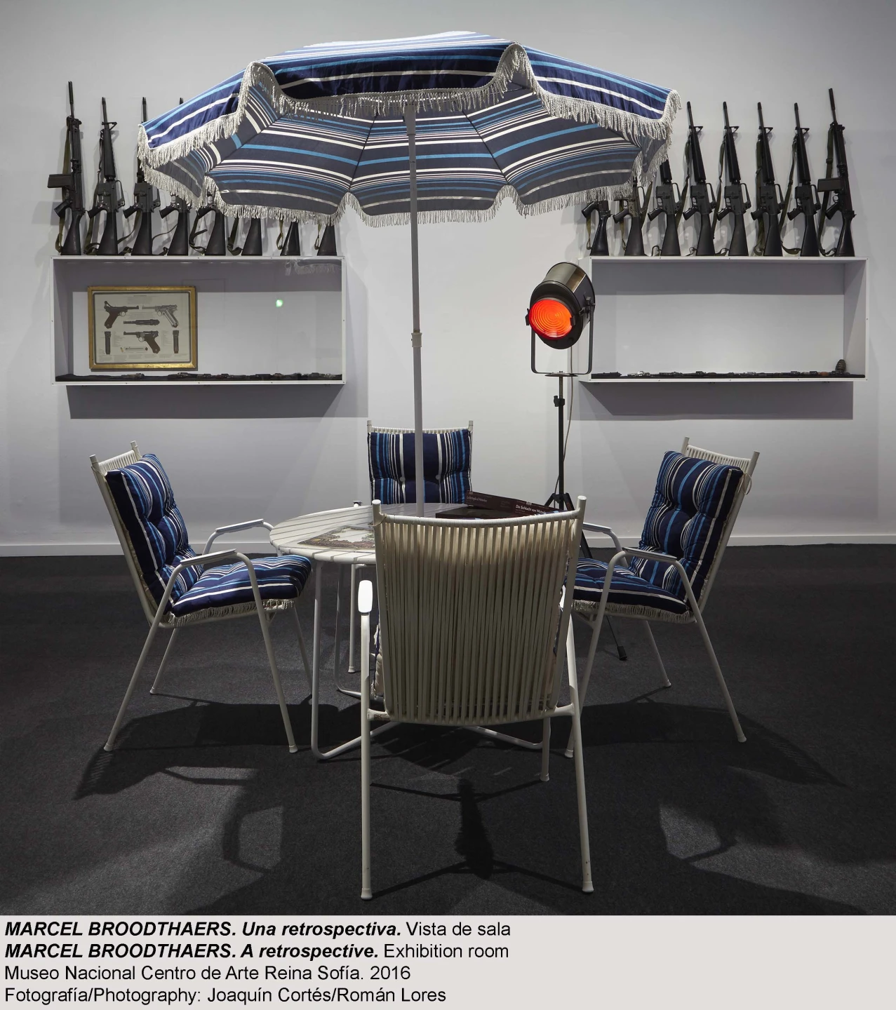 Vista de sala de la exposición Marcel Broodthaers. Una retrospectiva
