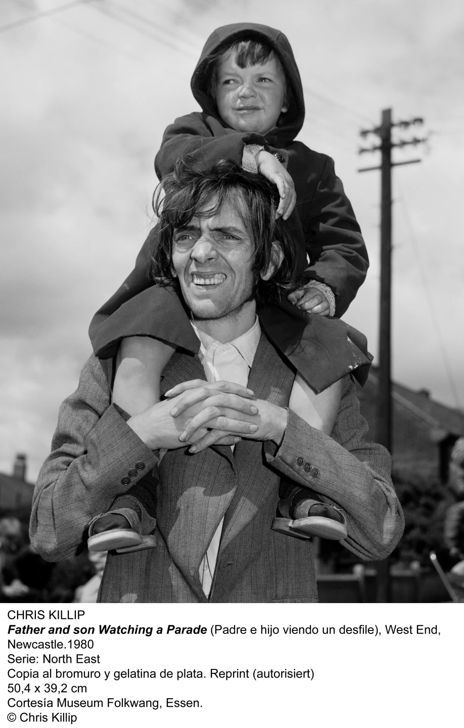 Chris Killip, Father and son watching a parade (Padre e hijo viendo un desfile), West End, Newcastle, 1980