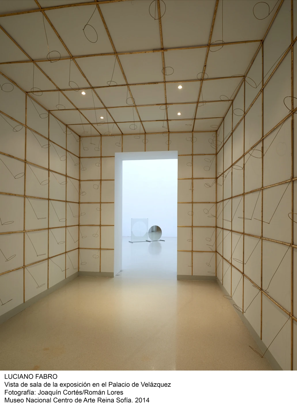 Vista de sala de la exposicion de Luciano Fabro